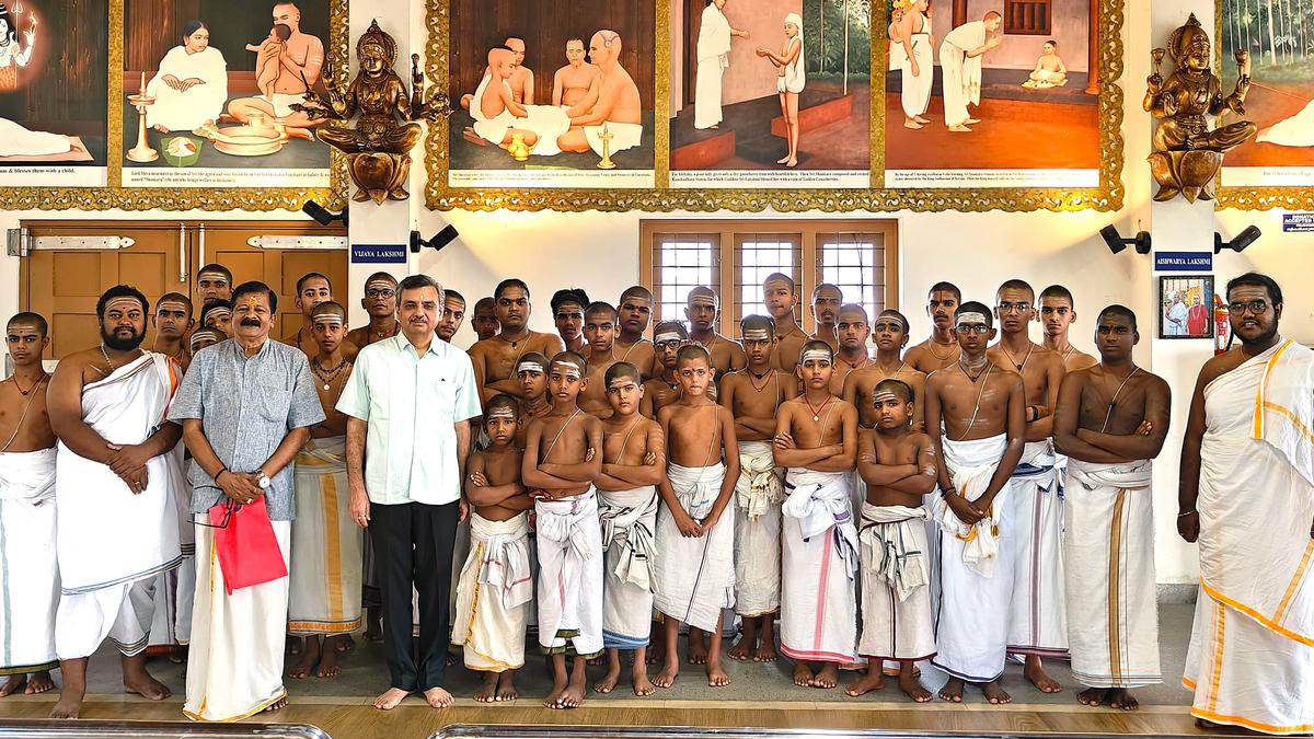 Sringeri Math reception to Central secretary