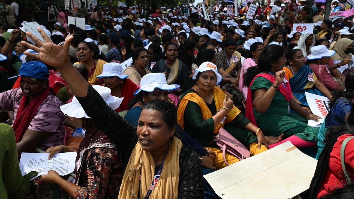 केरल आशा कार्यकर्ताओं ने मोहनलाल, ममूटी और कमल हासन से एलडीएफ के ‘अत्यधिक गरीबी-मुक्त’ घोषणा कार्यक्रम का बहिष्कार करने का आग्रह किया केरल आशा कार्यकर्ताओं ने मोहनलाल, ममूटी और कमल हासन से एलडीएफ के ‘अत्यधिक गरीबी-मुक्त’ घोषणा कार्यक्रम का बहिष्कार करने का आग्रह किया