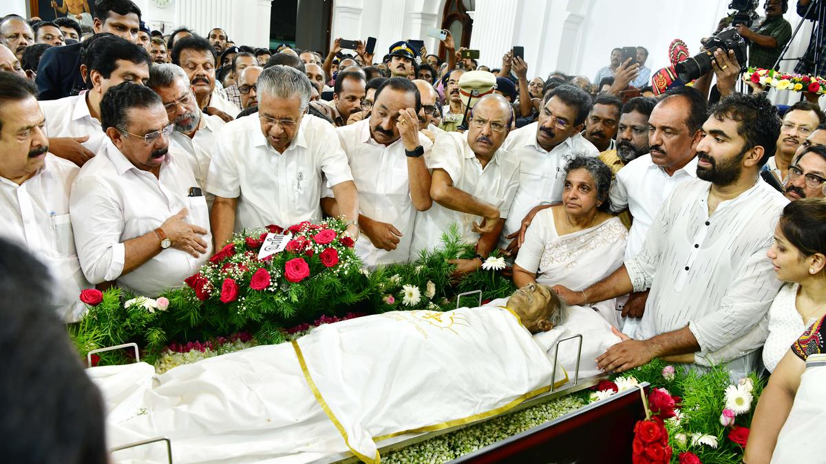 Grief descends on State capital as people pay last respects to former CM