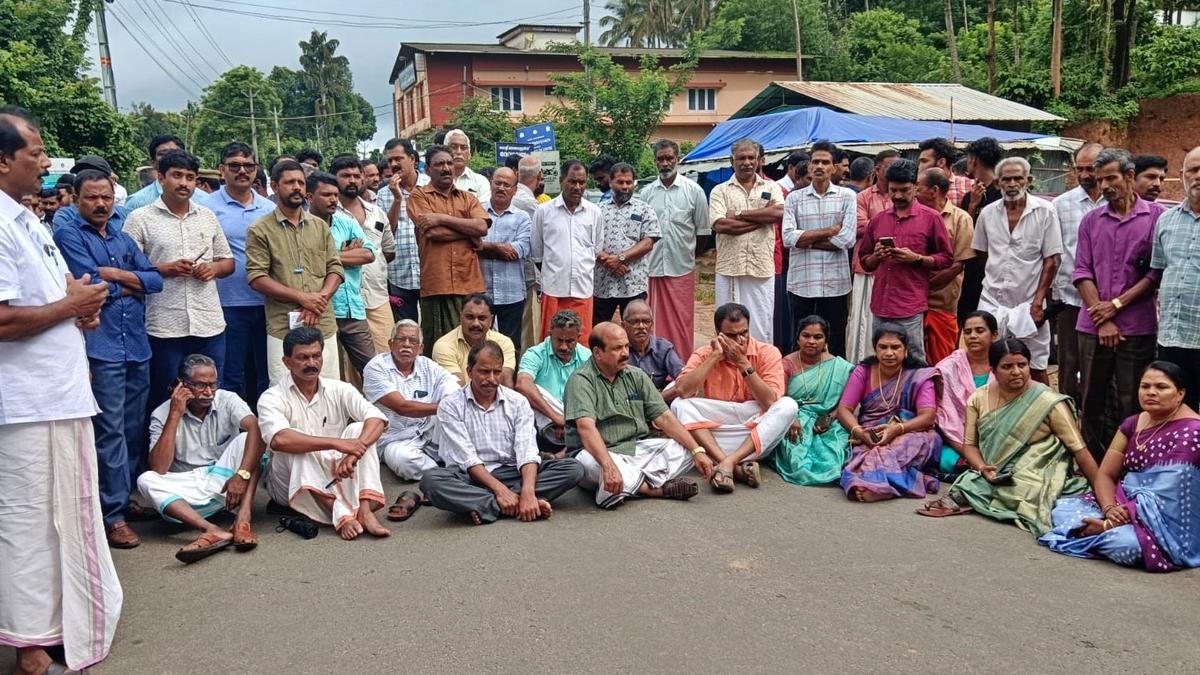 Residents block road alleging apathy by Forest dept. in capturing elusive tiger