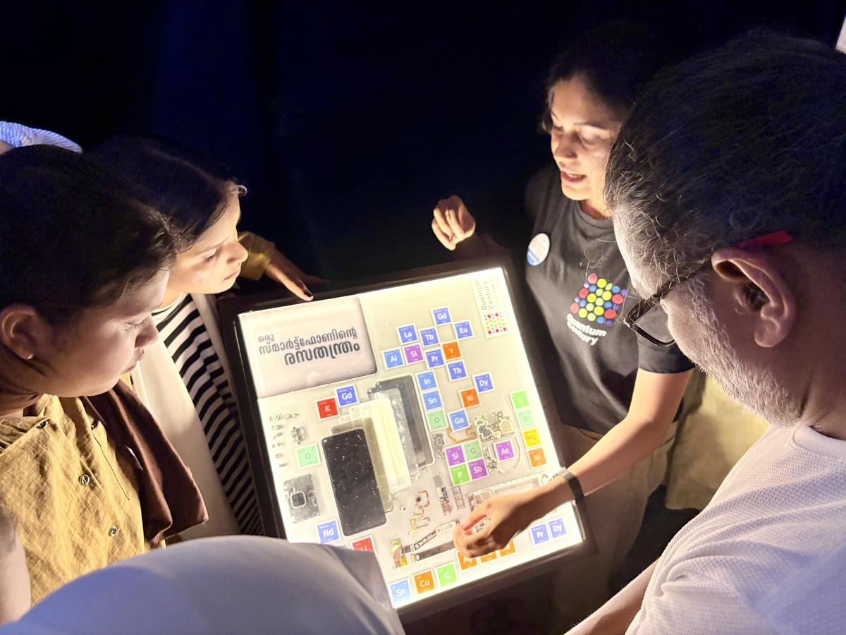 एक छात्र मोबाइल फोन की केमिस्ट्री समझाता है।