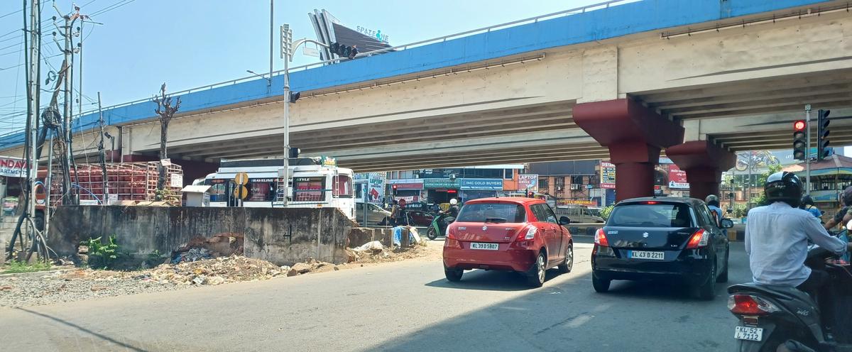 A wall and some posts at the entry of Kaniampuzha Road in Vyttila block the free left turn. 