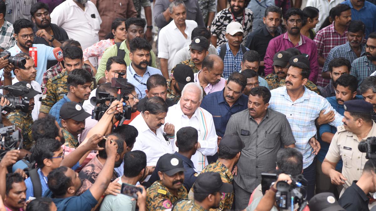 Kerala Governor renounces police protection, ventures into crowded S.M. Street in Kozhikode amid stand-off with State Govt.