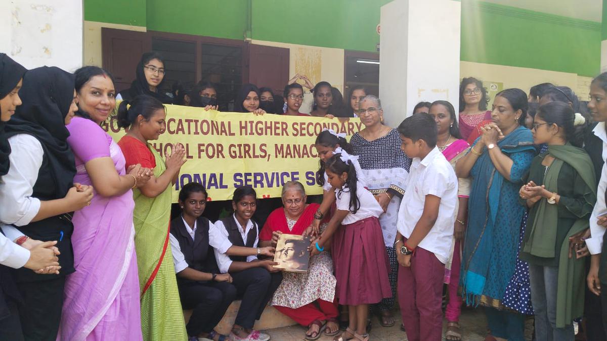 Sreevarahom UPS students hand over books to libraries of schools