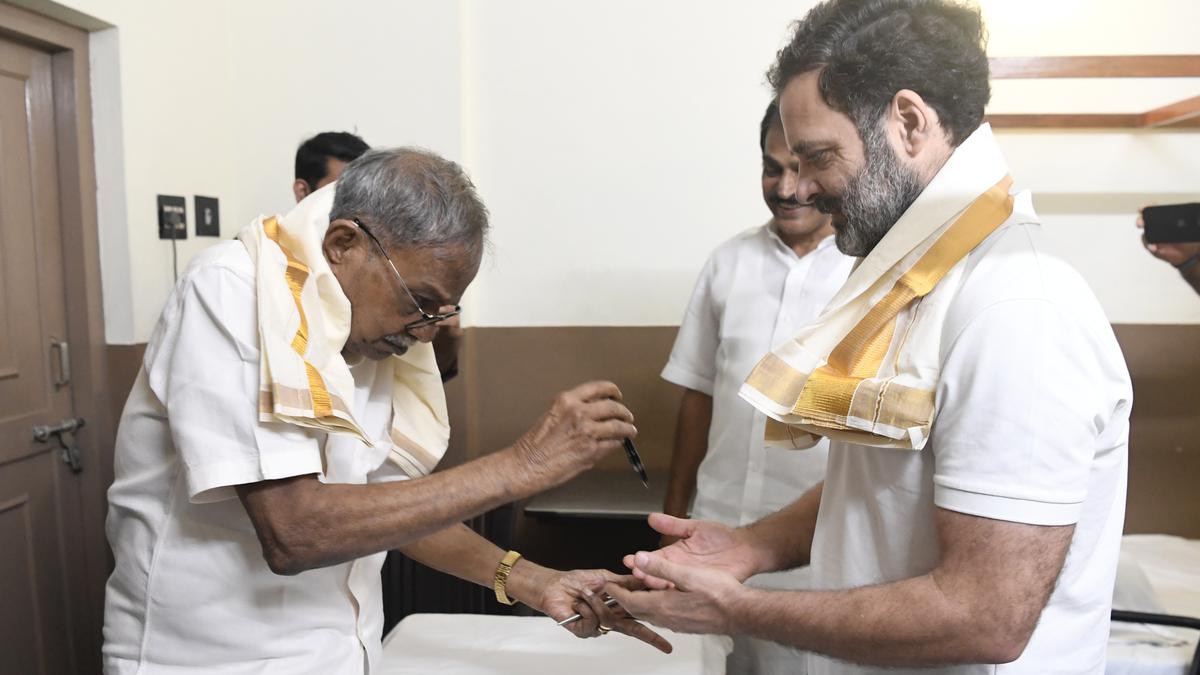 MT gifts Rahul a pen; Congress leader says it is a treasure to cherish forever