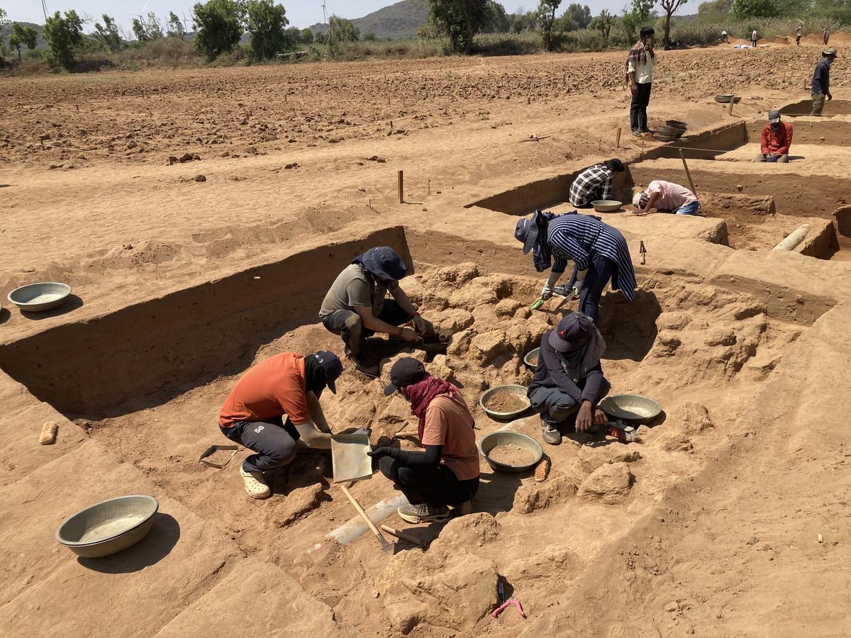 गुजरात में लखपरा में खुदाई का खुदाई बर्तनों और कलाकृतियाँ