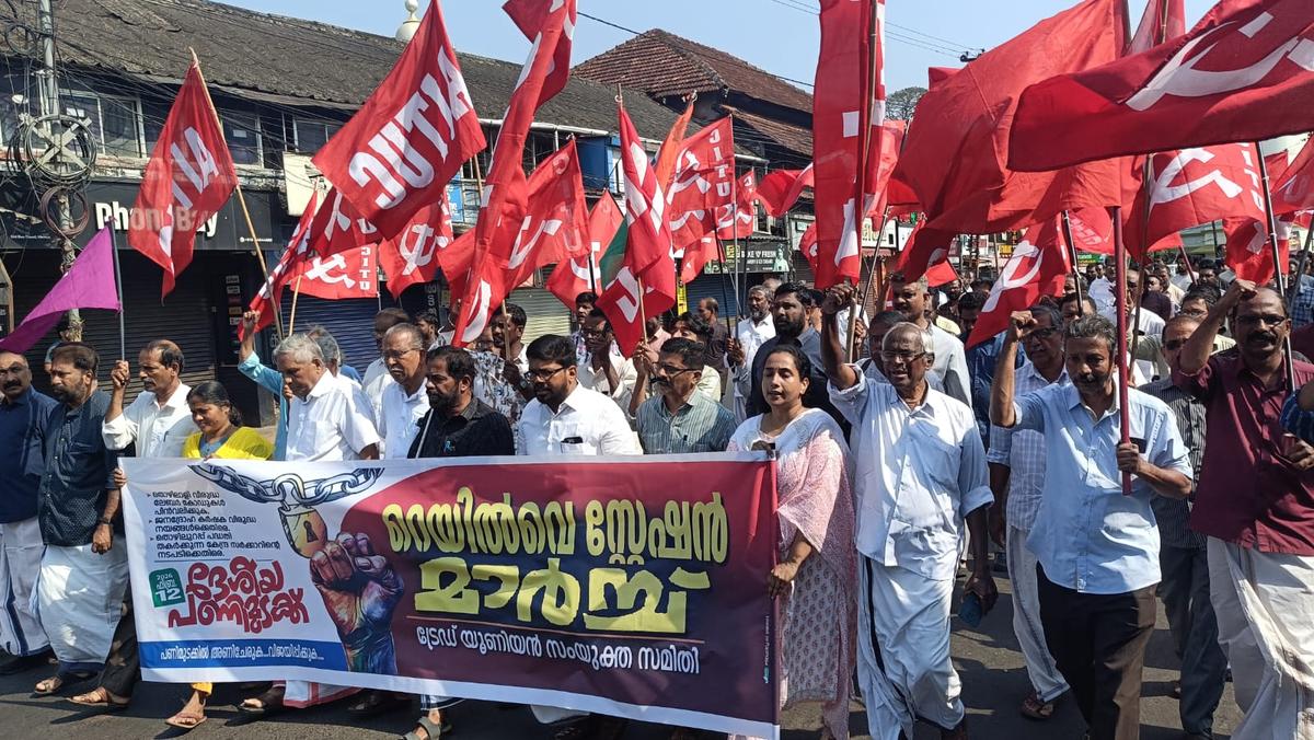Líderes e apoiadores do partido de esquerda participam de uma marcha em Kannur como parte da greve nacional na quinta-feira.