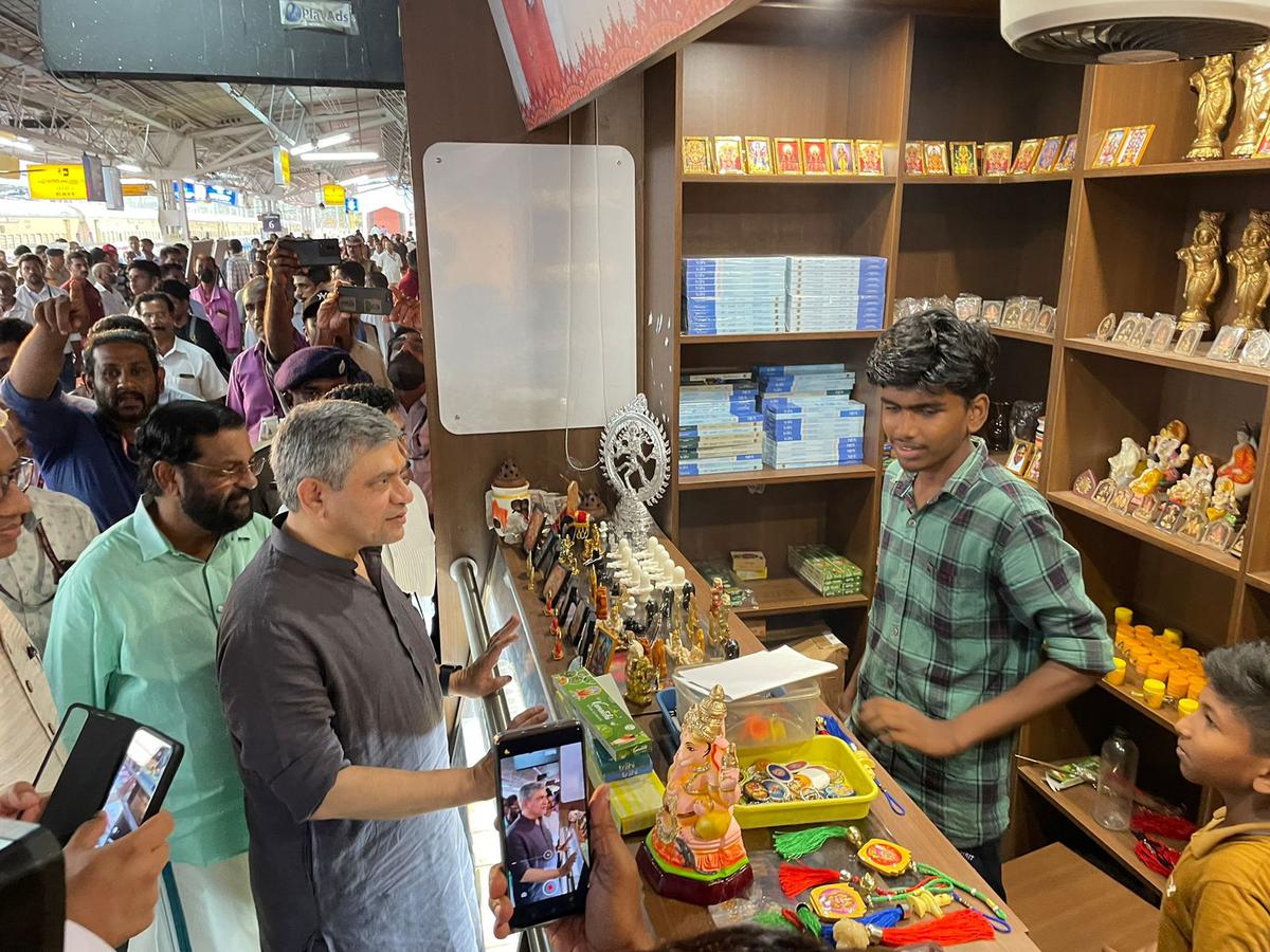 रेल मंत्री अश्विनी वैष्णु मंगलवार को तिरुवनंतपुरम के कोचवेली रेलवे स्टेशन पर वन स्टेशन वन प्रोडक्ट स्टॉल का निरीक्षण करते हुए। रेल मंत्री अश्विनी वैष्णु मंगलवार को तिरुवनंतपुरम के कोचवेली रेलवे स्टेशन पर वन स्टेशन वन प्रोडक्ट स्टॉल का निरीक्षण करते हुए।