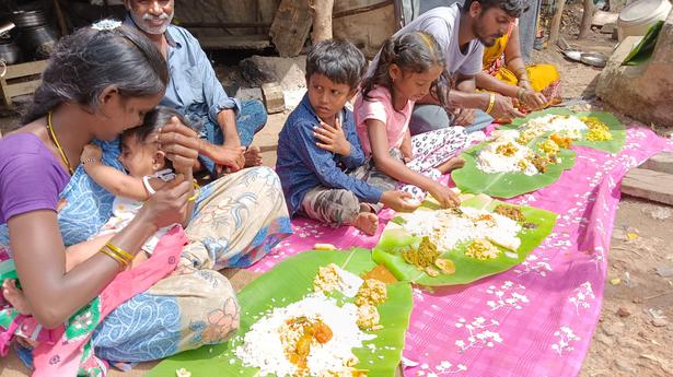 Street dwellers in Kochi given Onasadya