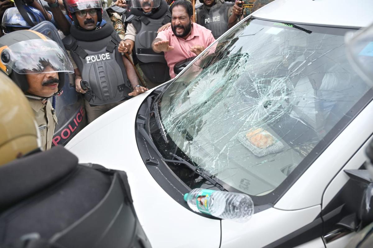 Protesters vandalise the vehicle of ED officers as they leave the residence of Pinarayi Vijayan in Thiruvananthapuram after the raid on Wednesday (May 27, 2026) Protesters vandalise the vehicle of ED officers as they leave the residence of Pinarayi Vijayan in Thiruvananthapuram after the raid on Wednesday (May 27, 2026)
