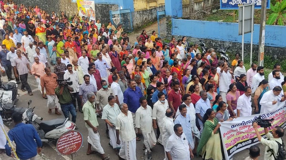 Mass agitation held in Amboori against govt. stance on buffer zones