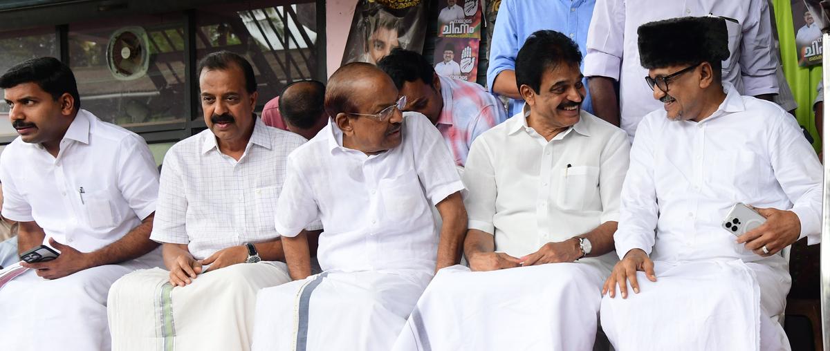 Indian Union Muslim League State president Syed Sadikali Shihab Thangal (right) chatting with Congress general secretary K.C. Venugopal and IUML general secretary P.K. Kunhalikutty during a rally in Nilambur on Monday. Indian Union Muslim League State president Syed Sadikali Shihab Thangal (right) chatting with Congress general secretary K.C. Venugopal and IUML general secretary P.K. Kunhalikutty during a rally in Nilambur on Monday.