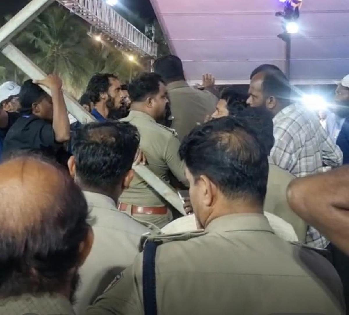 On May 11, police at the anti-drug conference venue organized by the Smart Islamic Student Organization were held on May 11. On May 11, police at the anti-drug conference venue organized by the Smart Islamic Student Organization were held on May 11.