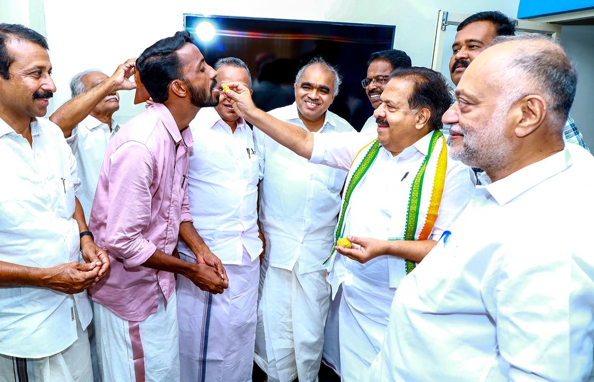 El líder del Congreso, Ramesh Chennithala, felicita al candidato de la UDF, Ajith Kumar, por su histórica victoria en el municipio de Alappuzha en las elecciones locales del sábado. 