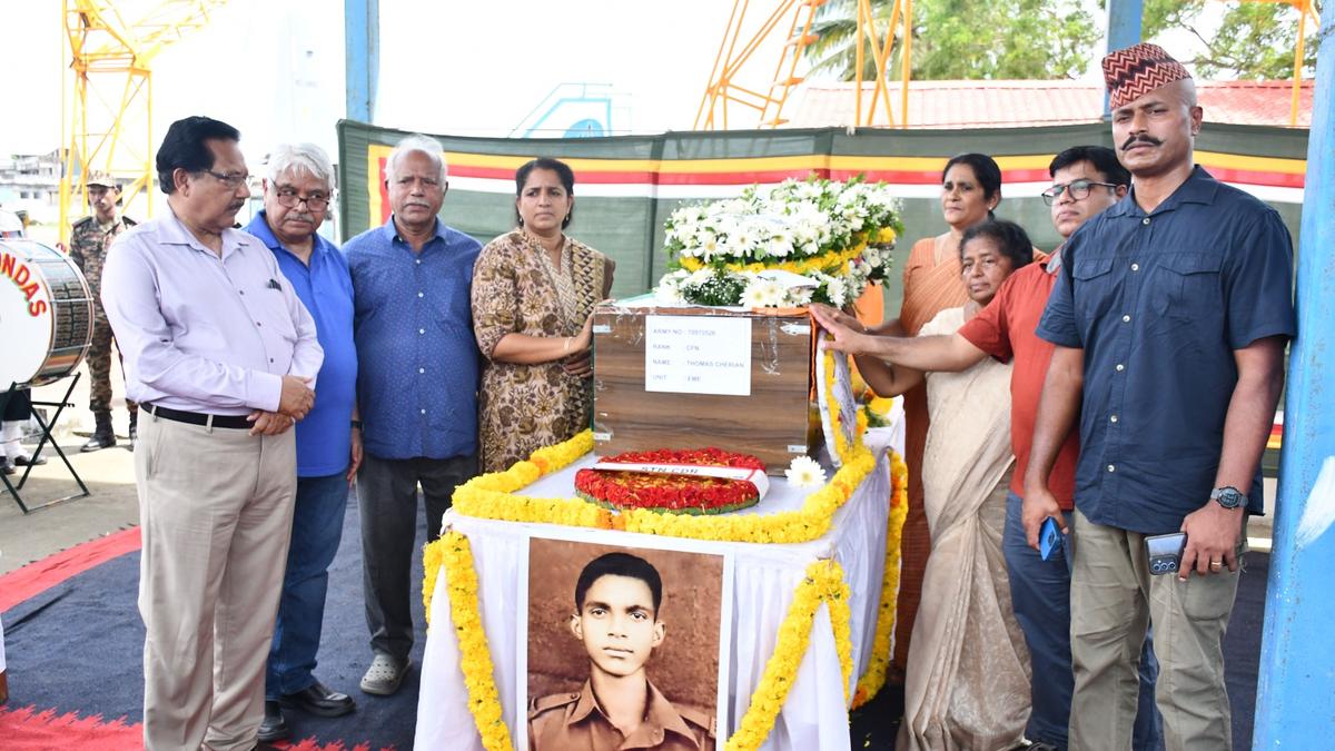 Mortal remains of deceased soldier Thomas Cherian reaches Thiruvananthapuram