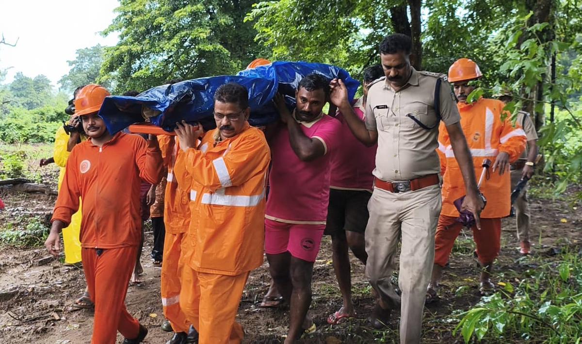 On Thursday morning, the rescue personnel carrying Billy's body from Vaniyampuzha. On Thursday morning, the rescue personnel carrying Billy's body from Vaniyampuzha.