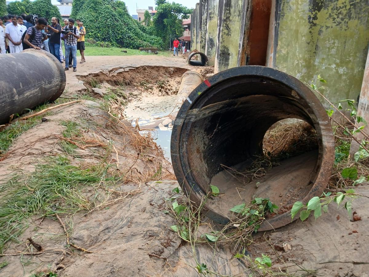 A major water tank collapse in the Thammanam area of Kochi in the early hours of Monday (November 10, 2025) led to water gushing into the nearby houses, damaging vehicles and property. A major water tank collapse in the Thammanam area of Kochi in the early hours of Monday (November 10, 2025) led to water gushing into the nearby houses, damaging vehicles and property.