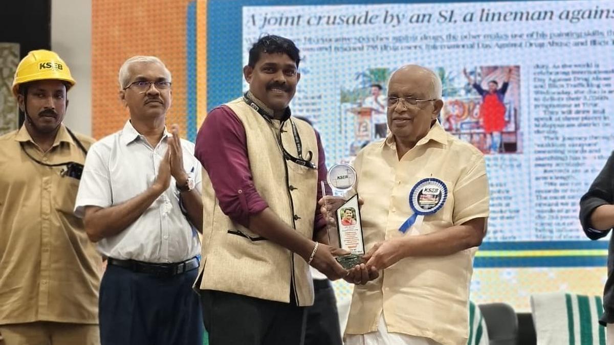 KSEB felicitates artist-lineman Mahesh Chithravarnam