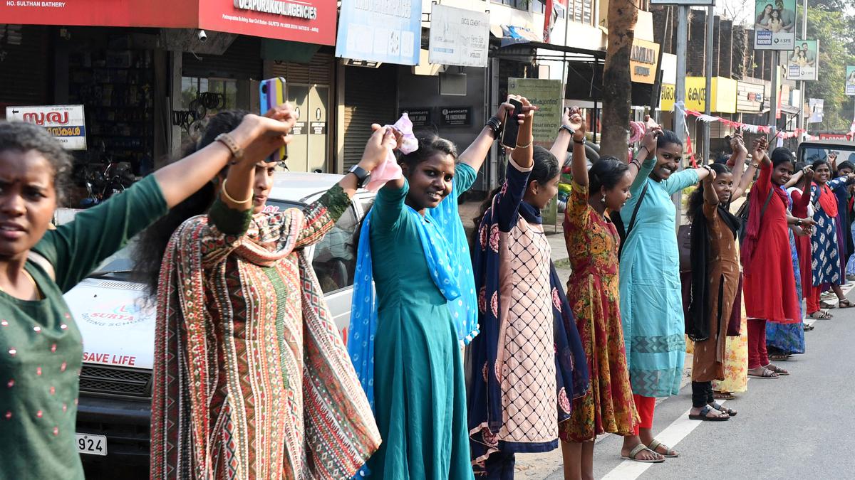 Thousands join DYFI’s human chain in Wayanad