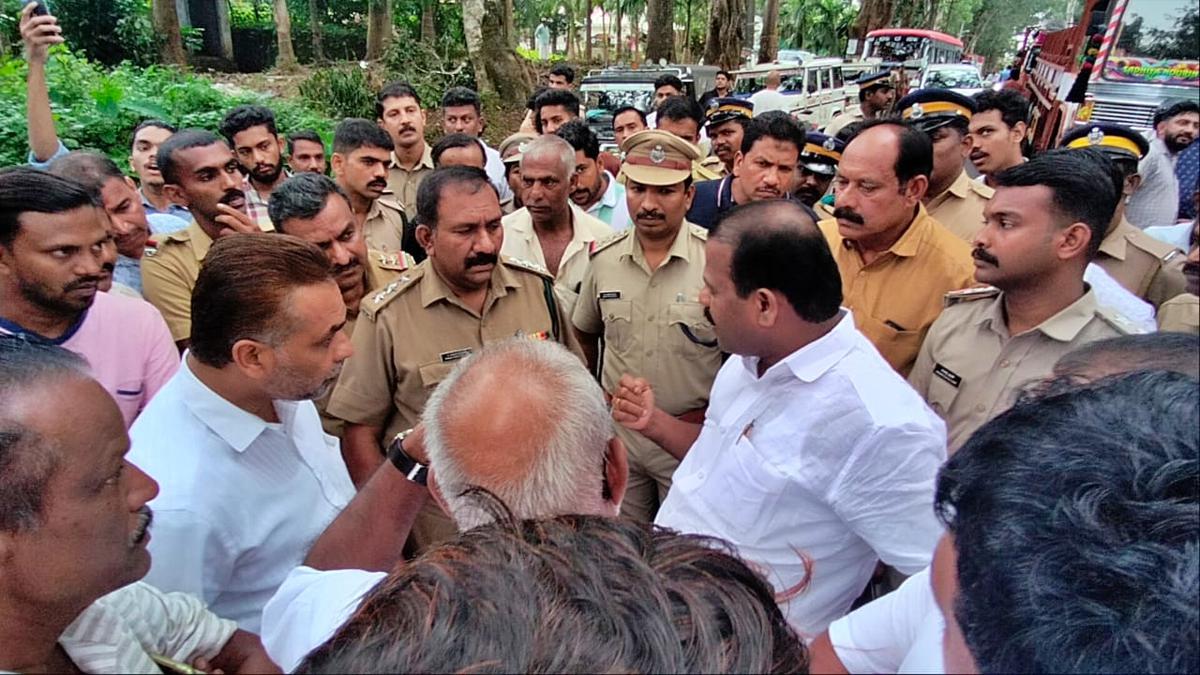 Residents block road in Wayanad alleging apathy by forest personnel in capturing tiger