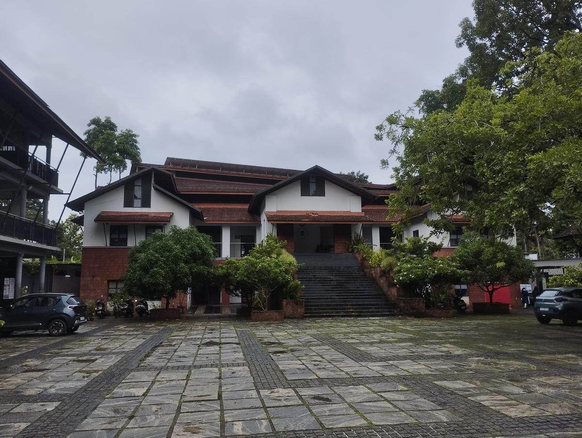 A Escola Secundária Superior do Governo, Karaparamba, adotou o projeto Prism em 2019. O campus possui um anfiteatro embutido onde o clube de teatro ensaia e atua.
