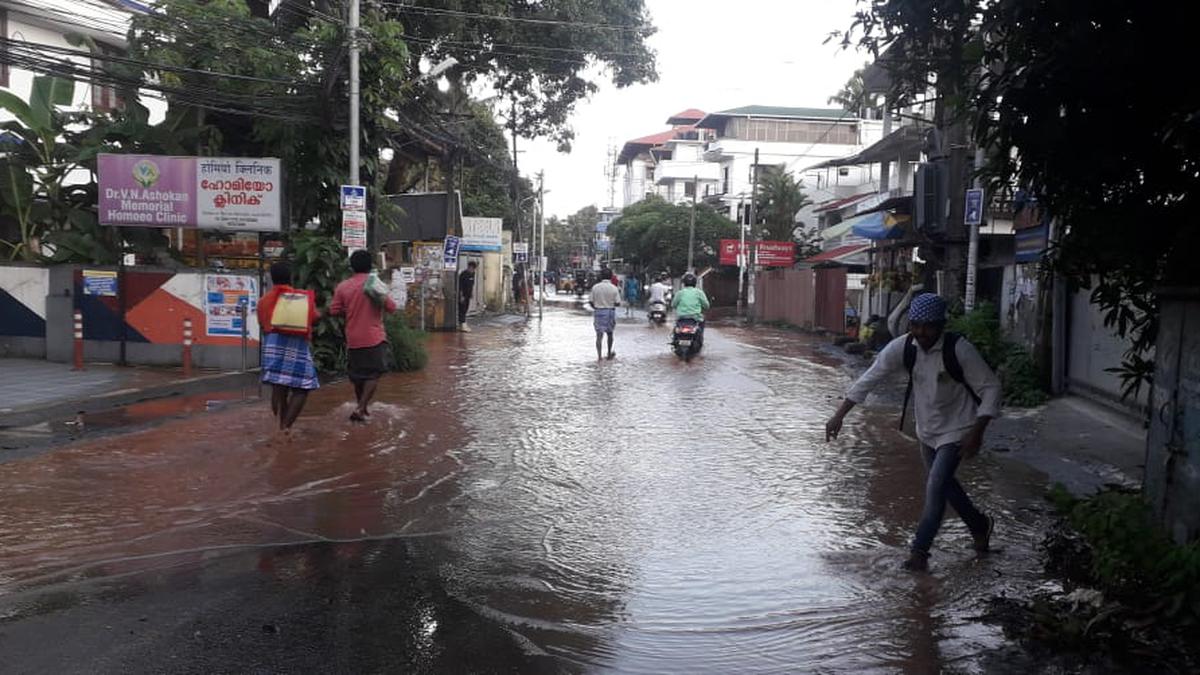 Water pipeline bursts near Thammanam in Kochi
