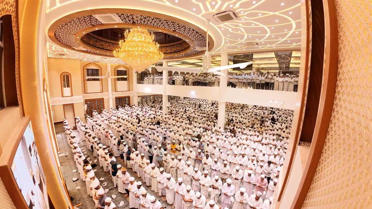 सोमवार को मलप्पुरम की मैडिन ग्रैंड मस्जिद में थरवीह की नमाज़ चल रही है।