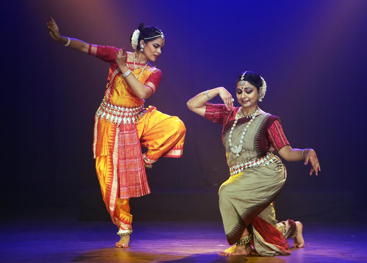 Bharatanatyam costume, Dance duet poses, Bharatanatyam poses