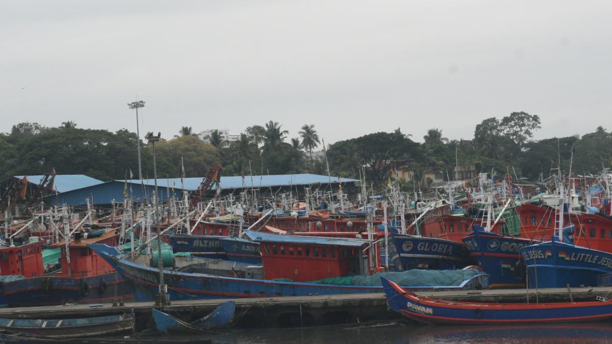 Union Minister urges officials to complete work on Thoppumpady fisheries harbour before deadline