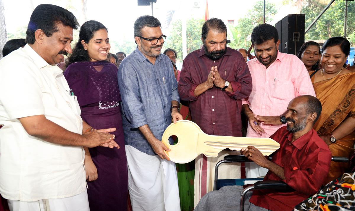 Keys to houses in Corporation’s BSUP housing complex at Poonkulam handed over