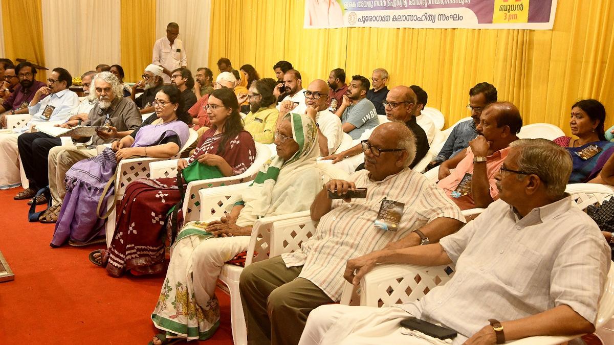 Writers, artistes rally behind Swaraj in Nilambur