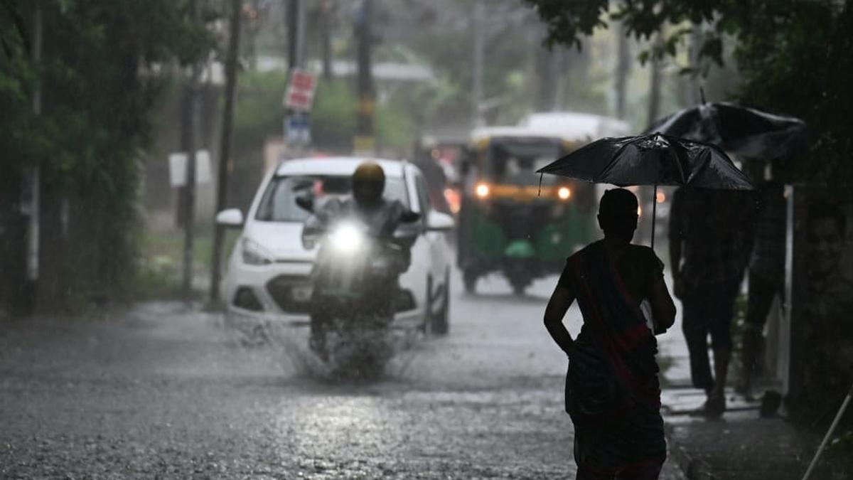 Incessant rains disrupt life in Kerala, submerge Kochi roads