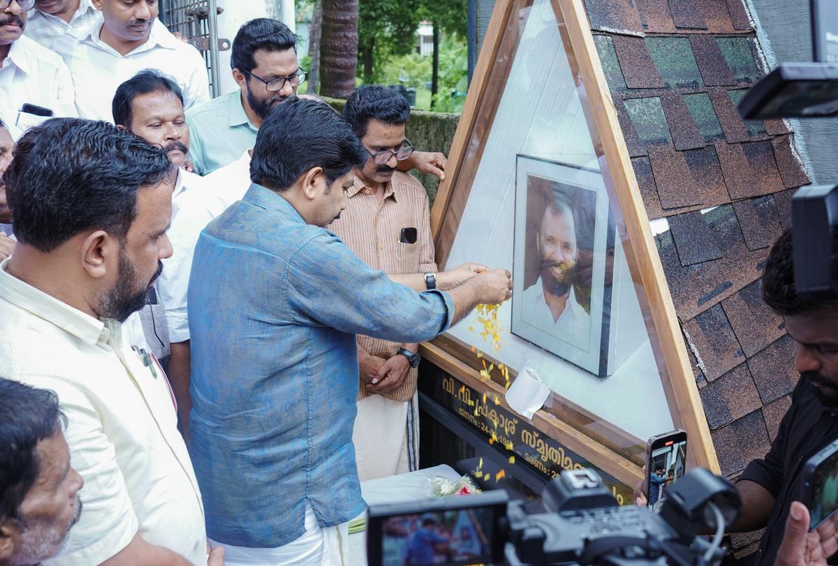 UDF candidate Aryadan Shoukath paying floral tributes at the memorial to former DCC president V.V. Prakash at Nilambur on Tuesday. UDF candidate Aryadan Shoukath paying floral tributes at the memorial to former DCC president V.V. Prakash at Nilambur on Tuesday.