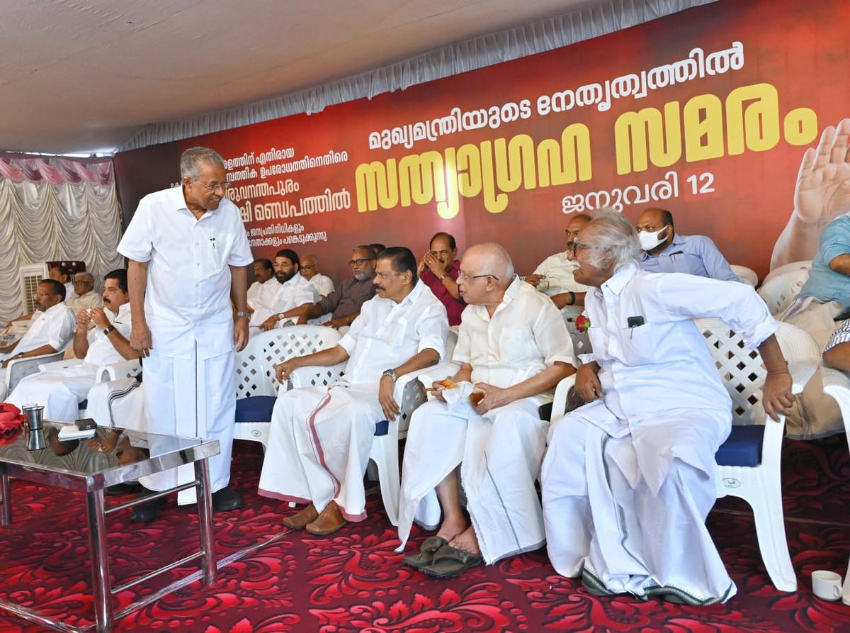 सोमवार (जनवरी 12, 2026) को शहीद स्तंभ तिरुवनंतपुरम में राज्य के प्रति केंद्र सरकार की नीतियों के खिलाफ विरोध प्रदर्शन के दौरान केरल के मुख्यमंत्री अन्य एलडीएफ नेताओं के साथ।