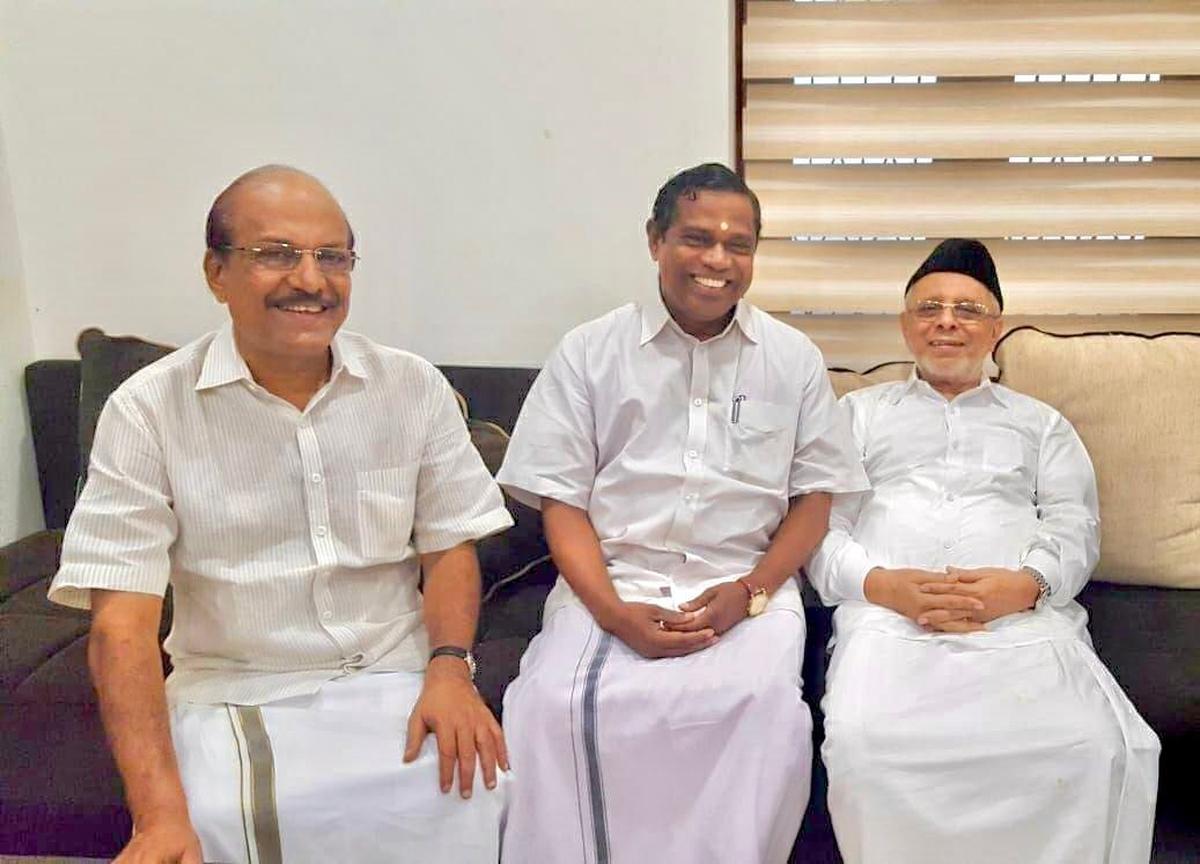 A.P. Unnikrishnan (middle) with IUML leaders P.K. Kunhalikutty and the late Syed Hyderali Shihab Thangal at Panakkad. A file photo.