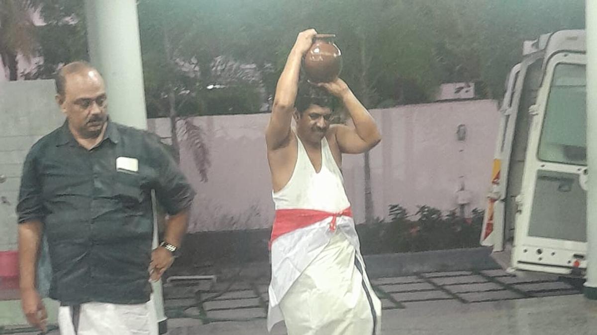 Muslim panchayat member in Kerala carries out last rites of Hindu woman from Chhattisgarh