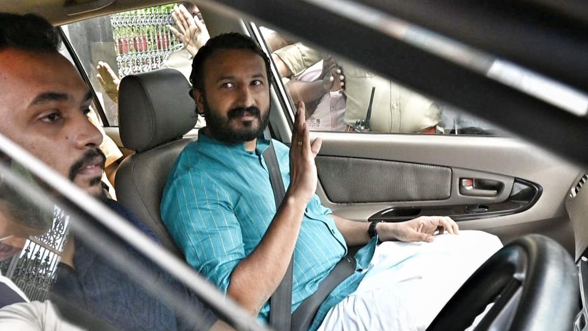 https://th-i.thgim.com/public/news/national/kerala/l3de29/article70051854.ece/alternates/LANDSCAPE_1200/rahul.jpeg