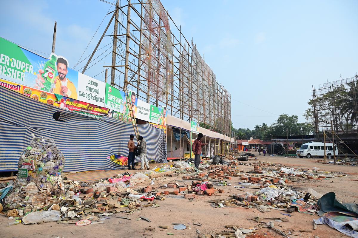 गुरुवार को अट्टुकल मंदिर परिसर के पास बड़ी मात्रा में कचरा देखा गया