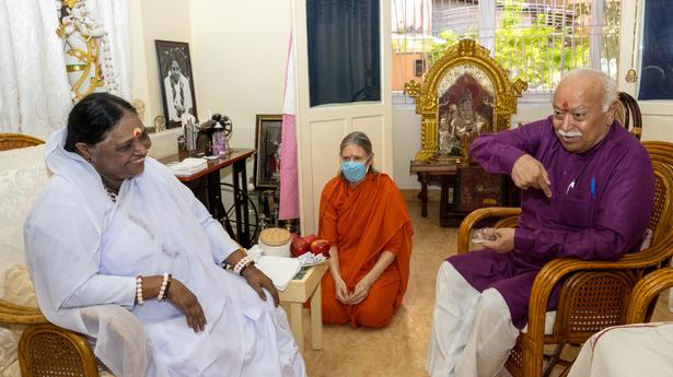 RSS chief Mohan Bhagwat calls on Mata Amritanandamayi