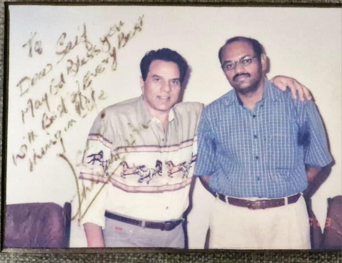 सैफुल्लाह के साथ धर्मेंद्र की हस्ताक्षरित तस्वीर