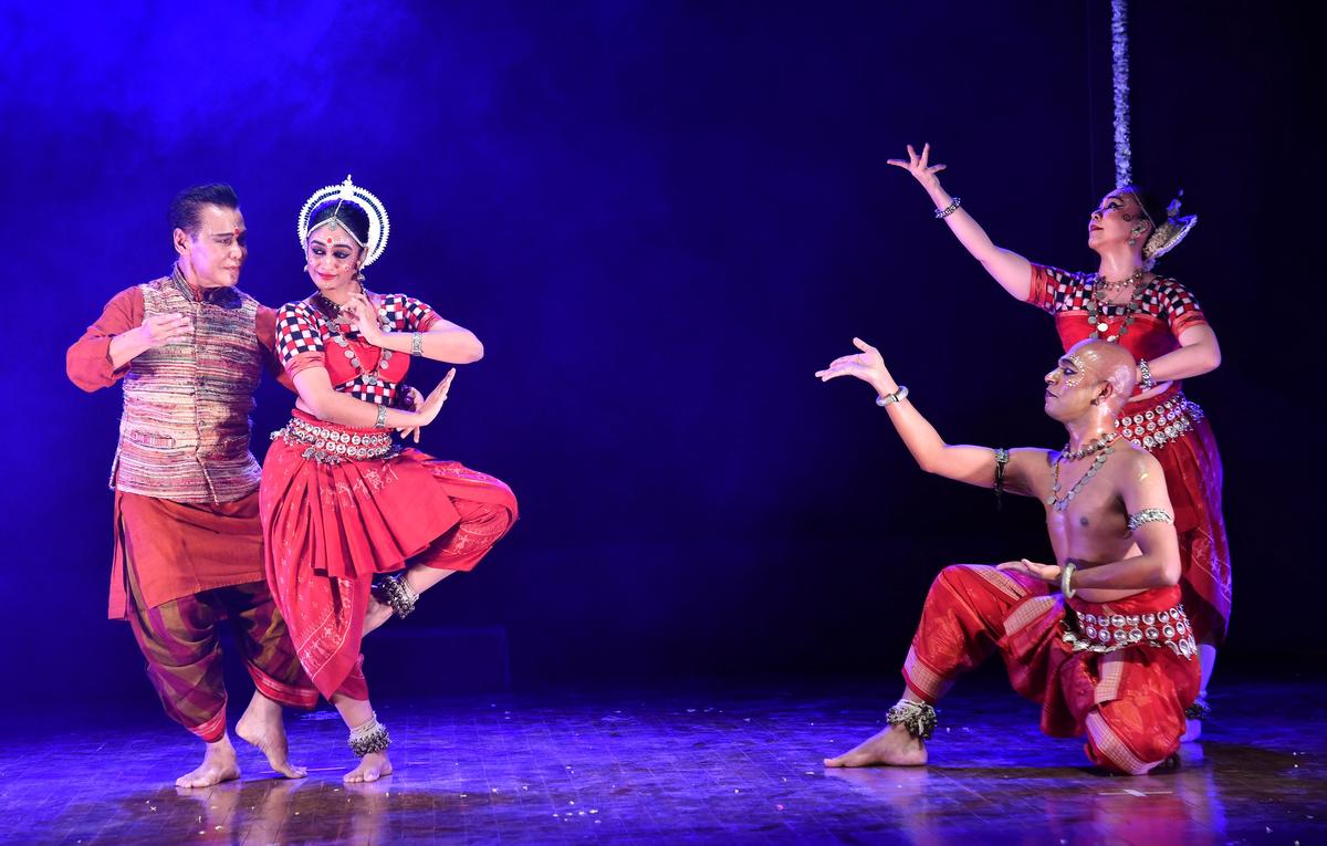 Ramli Ibrahim and his Sutra dancers performing An Invitation to Odissi.