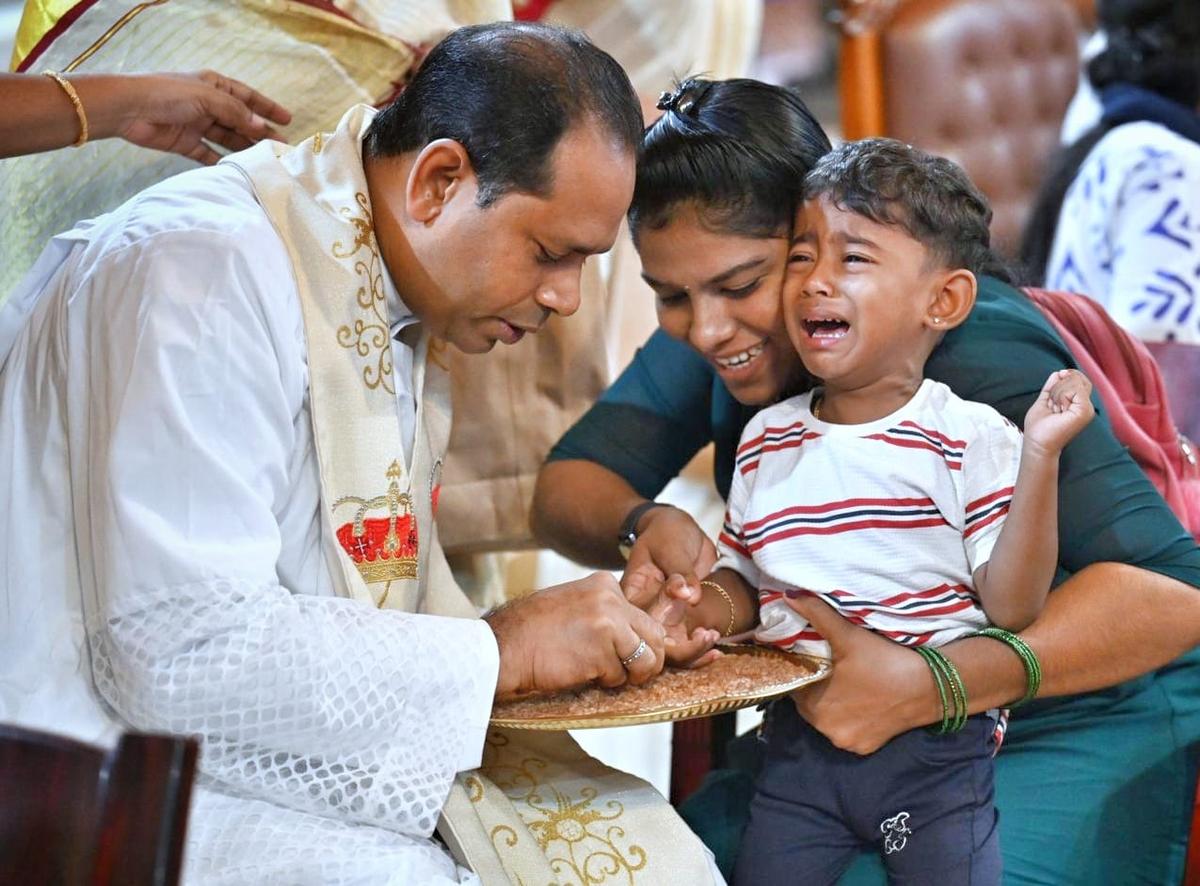 বৃহস্পতিবার একজন গির্জার পুরোহিত মালায়ালামে তাদের প্রথম চিঠির মাধ্যমে একটি শিশুকে গাইড করে।