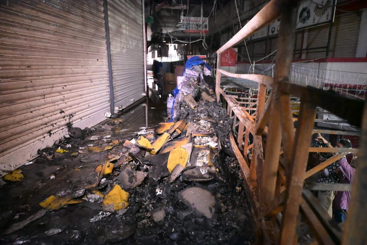 Diversi negozi del Koluthara Bazaar sulla Broadway di Kochi sono stati distrutti dall'incendio scoppiato intorno all'una di notte di martedì. Diversi negozi del Koluthara Bazaar sulla Broadway di Kochi sono stati distrutti dall'incendio scoppiato intorno all'una di notte di martedì.