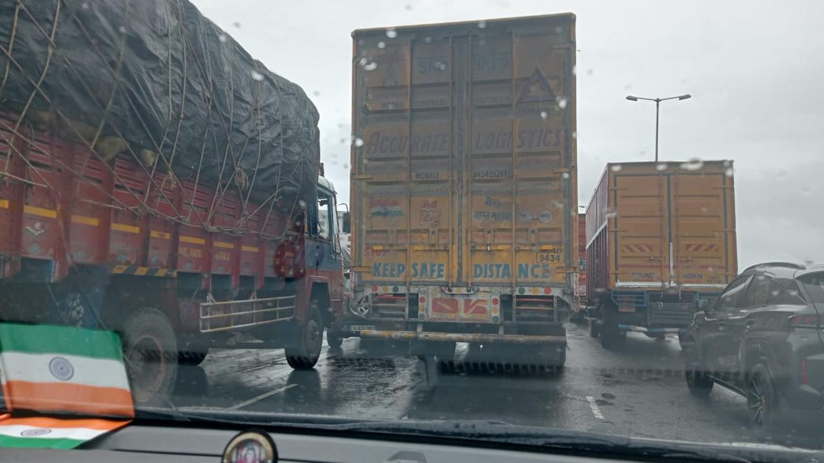 Massive traffic jam at Muringoor on Ernakulam-Thrissur highway in Kerala after lorry accident