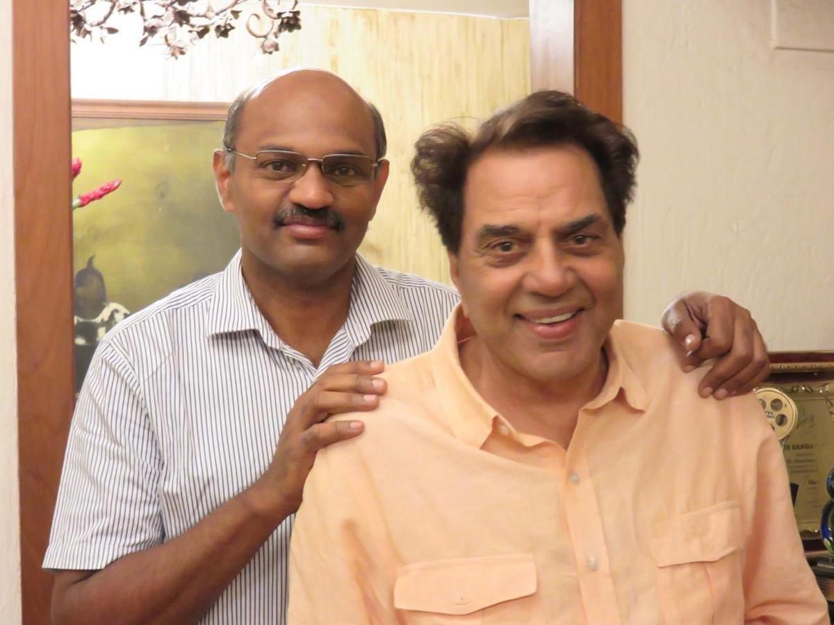 सैफुल्लाह अपने आदर्श मित्र धर्मेंद्र के साथ अपने जुहू स्थित घर के दौरे के दौरान।