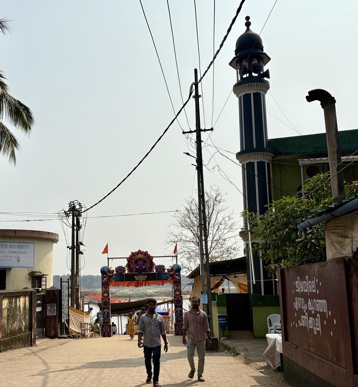 La entrada al puente temporal de bambú que conecta el lugar de arati en Bharathapuzha con el continente en Tirunavaya.