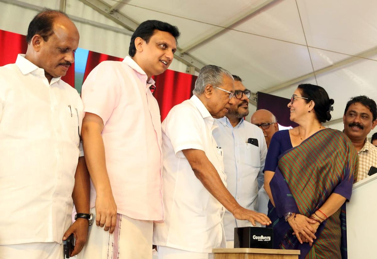 Chief Minister Pinarayi Vijayan inaugurates the nNew Palayam market at Kalluthankadavu in Kozhikode on Tuesday. Chief Minister Pinarayi Vijayan inaugurates the nNew Palayam market at Kalluthankadavu in Kozhikode on Tuesday.