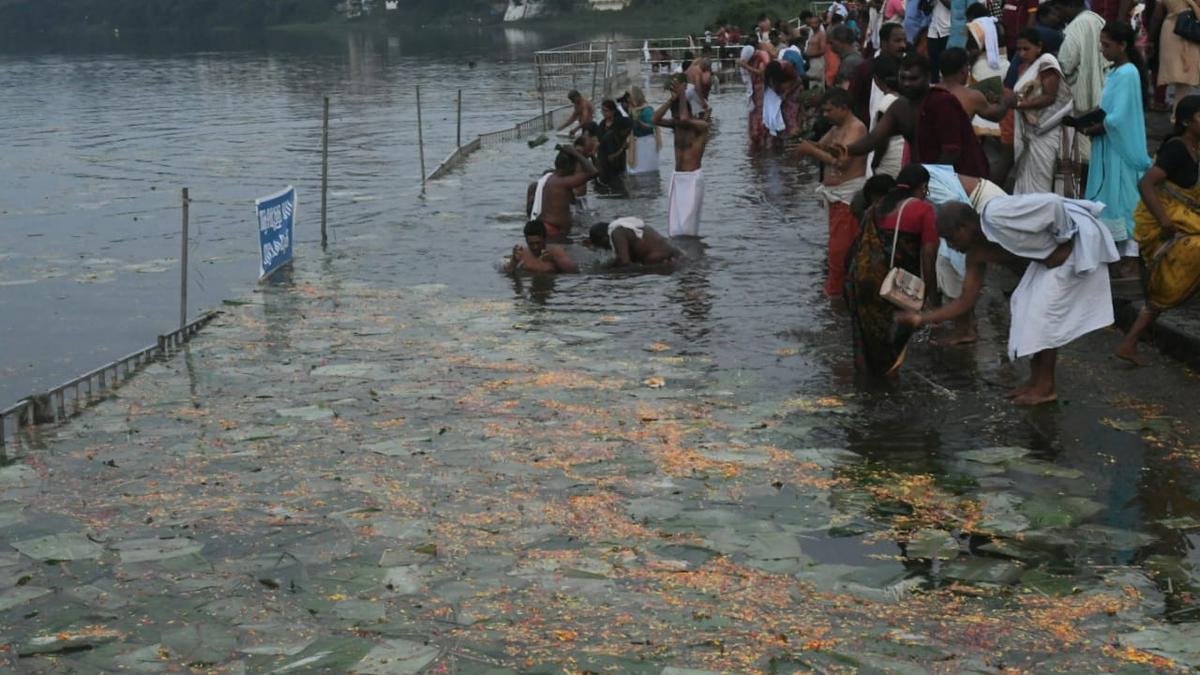 Thousands perform Karkidaka Vavu bali in Aluva