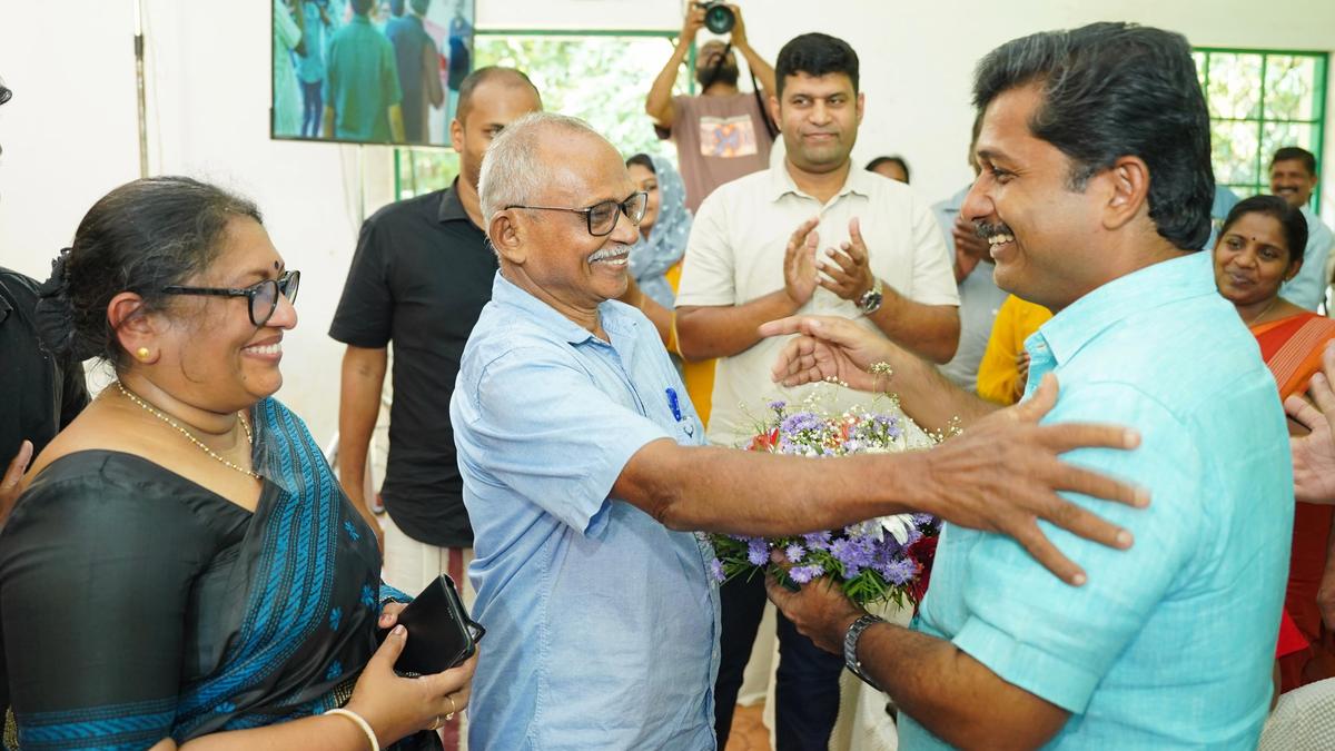 Swaraj’s friends, teachers rekindle his campus days magic
