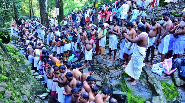 Thousands offer Vavu Bali at Thirunelly